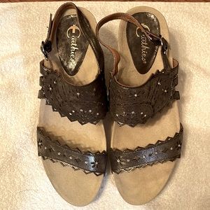 EARTHIES 9 B sandals leather Pewter Dark Gray block chunky Heel NEW no box